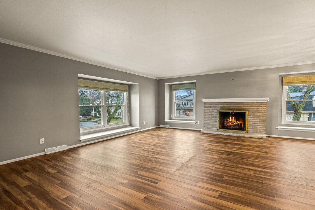 3042 E Newport Ct, Unit Upper in Milwaukee, WI - Building Photo
