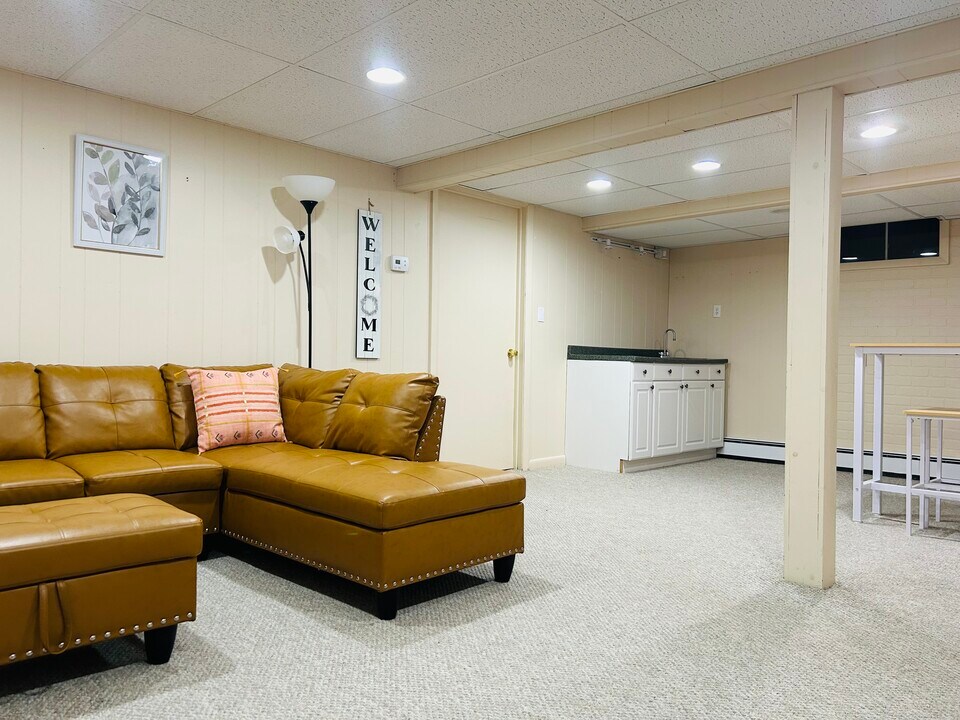 12 Graham St, Unit 1 Bd Furnished in Waterford, CT - Building Photo