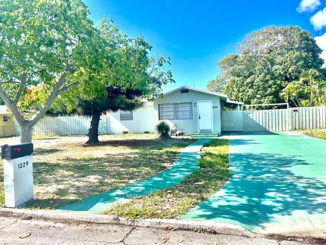1229 19th Ave N in Lake Worth Beach, FL - Building Photo - Building Photo