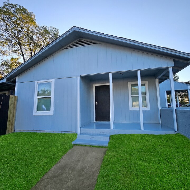 220 E Woodin Blvd in Dallas, TX - Building Photo