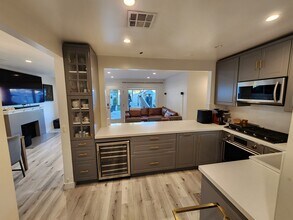 7000 Andasol Ave in Van Nuys, CA - Foto de edificio - Building Photo