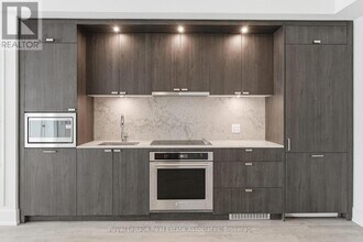 259 The Kingsway in Toronto, ON - Building Photo - Building Photo