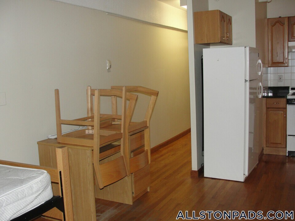 1110 Commonwealth Ave in Boston, MA - Building Photo