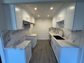 731 E Fairway Dr in Orange, CA - Foto de edificio - Building Photo