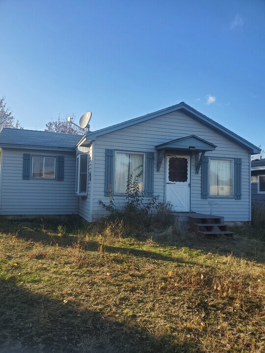 902 S Lundstrom St in Airway Heights, WA - Building Photo