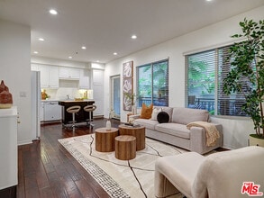 6020 S Seabluff Dr in Los Angeles, CA - Building Photo - Building Photo