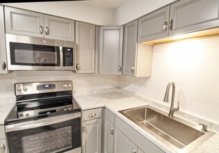 Flintridge Apartment Homes in Rockford, IL - Foto de edificio - Building Photo