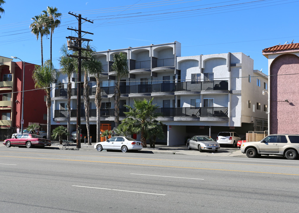 Sepulveda Apartments in Van Nuys, CA - Building Photo