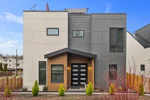 8455 24th Ave SW in Seattle, WA - Building Photo