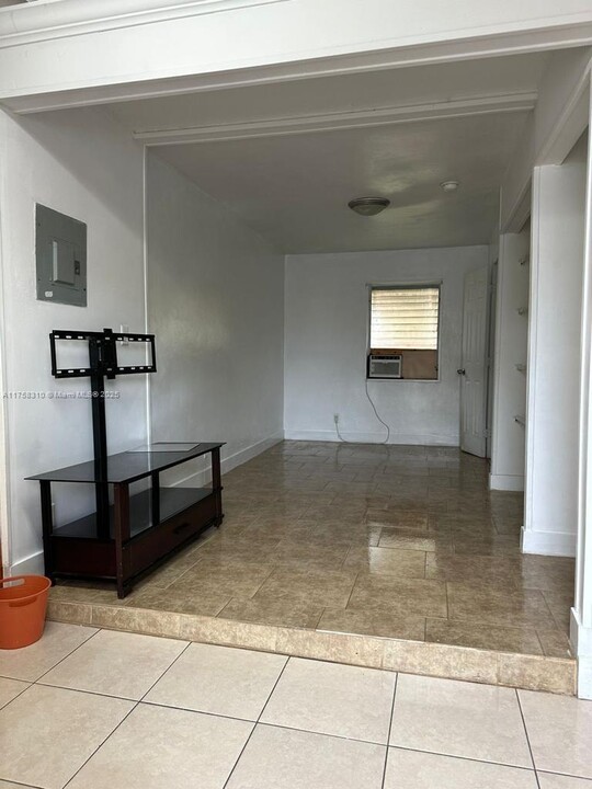 7305 NW 17th Ct in Miami, FL - Building Photo