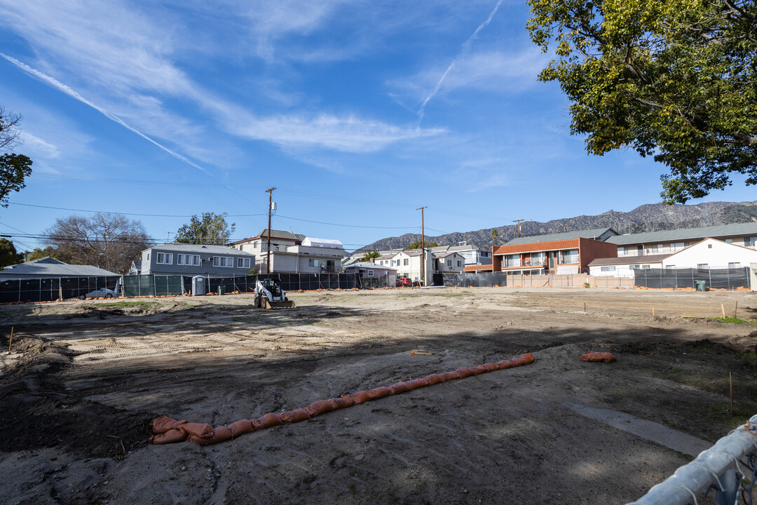 Cedar Gardens in Burbank, CA - Building Photo