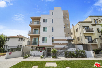11042 La Maida St-Unit -403 in Los Angeles, CA - Building Photo - Building Photo