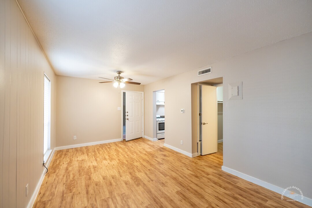 Barranca Square Apartments in Austin, TX - Building Photo
