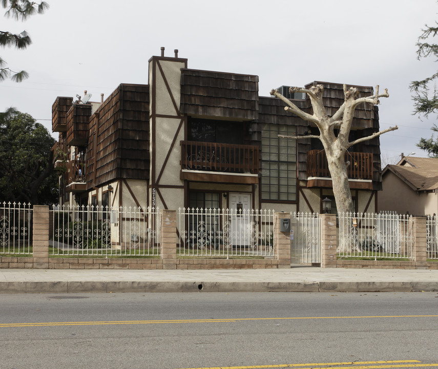 5735 Hazeltine Ave in Van Nuys, CA - Foto de edificio