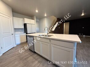 1694 Cottage Dr in Pingree Grove, IL - Building Photo - Building Photo