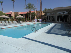 4954 River Glen Dr, Unit 123 in Las Vegas, NV - Building Photo - Building Photo