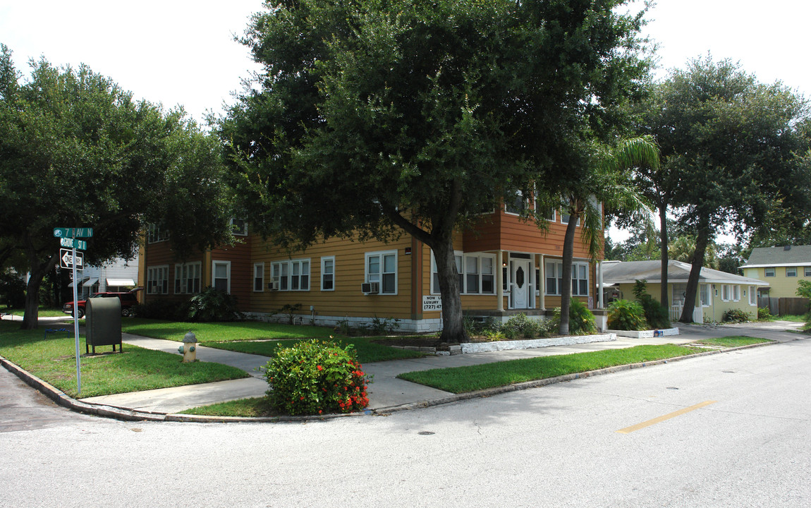 Sienna Apartments in St. Petersburg, FL - Foto de edificio