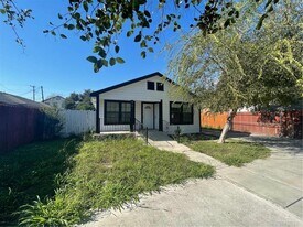 13 S 17th St in McAllen, TX - Building Photo