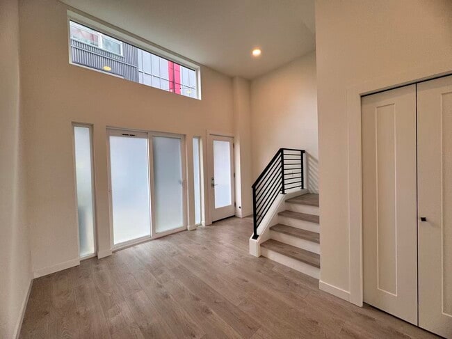 11208 Pinehurst Way NE in Seattle, WA - Foto de edificio - Building Photo