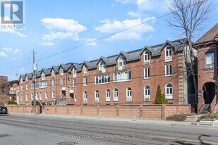 1250 King St W in Toronto, ON - Building Photo