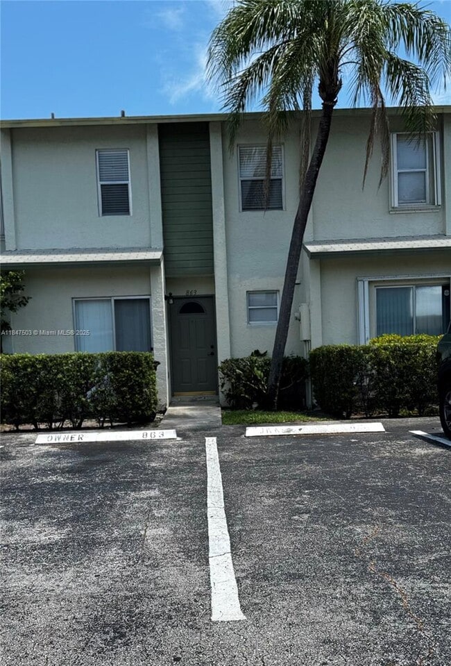 863 Crystal Lake Dr in Pompano Beach, FL - Building Photo - Building Photo