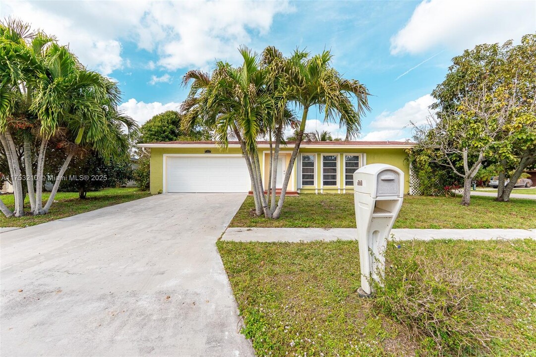 6351 Moonstone Way in Delray Beach, FL - Building Photo