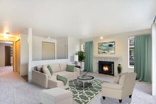 Charter Club Apartments in Everett, WA - Building Photo