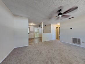 15696 Bolesta Rd in Clearwater, FL - Foto de edificio - Building Photo