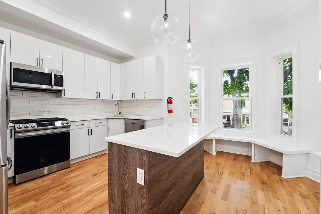 52 Brinkerhoff St in Jersey City, NJ - Building Photo