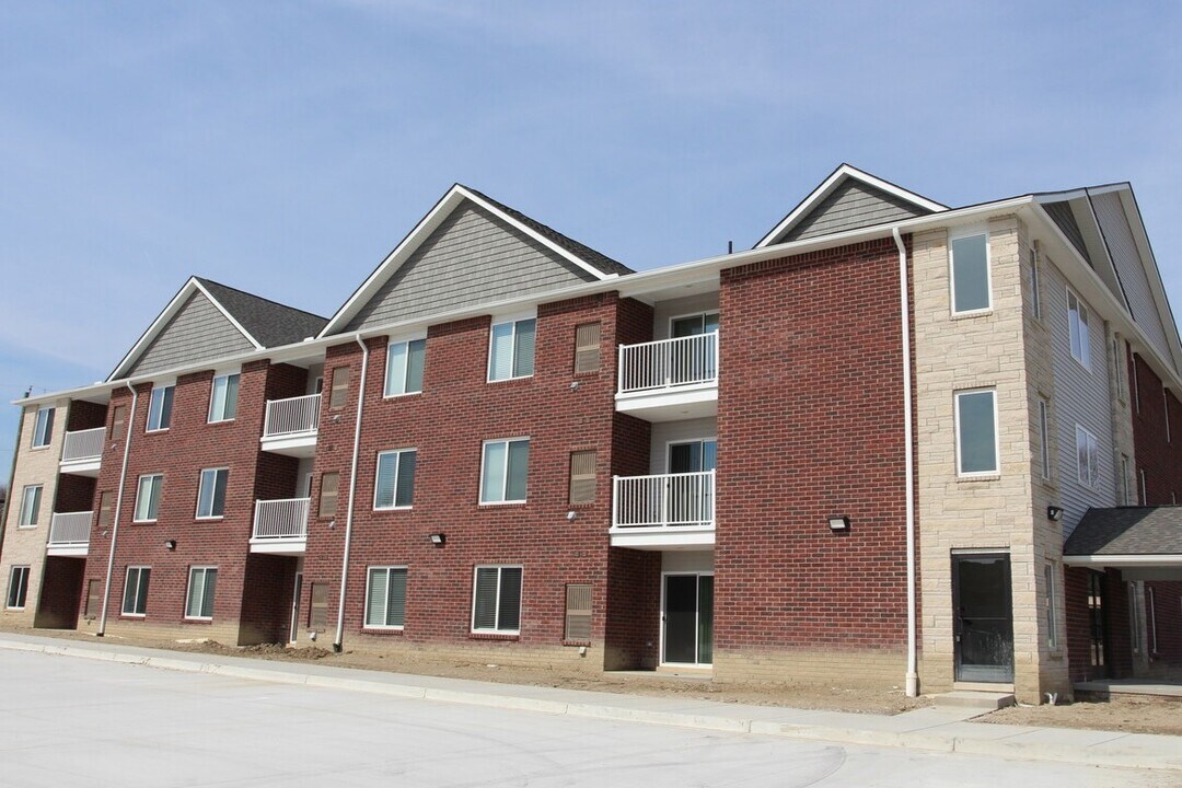 Golden Apartments in Fraser, MI - Foto de edificio