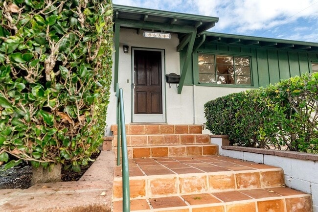 5651 N Bryn Mawr St in Ventura, CA - Foto de edificio - Building Photo