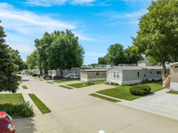 Western Hills in Coralville, IA - Foto de edificio - Building Photo