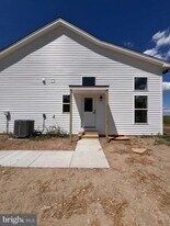 8641 Sandy Beach Ln in King George, VA - Building Photo