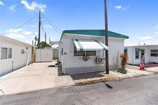 10315 Cortez Rd W in Bradenton, FL - Building Photo