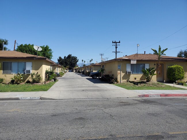 5223-5231 Santa Ana St in Cudahy, CA - Foto de edificio - Building Photo