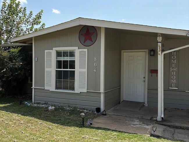 804 Travis St