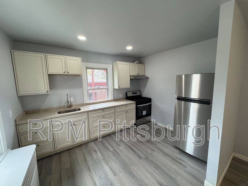 976 Greenfield Ave in Pittsburgh, PA - Building Photo