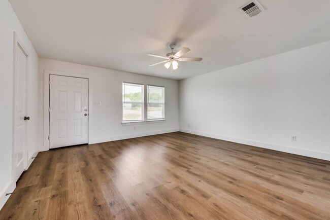 106 Nail Ct in Decatur, TX - Building Photo - Interior Photo