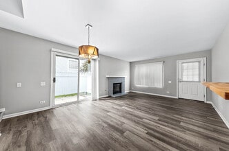 323 N Gregory St in Aurora, IL - Building Photo - Building Photo