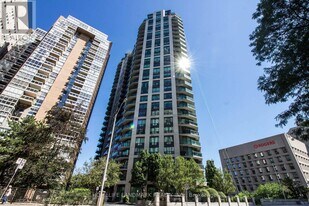 300 Bloor St E in Toronto, ON - Building Photo