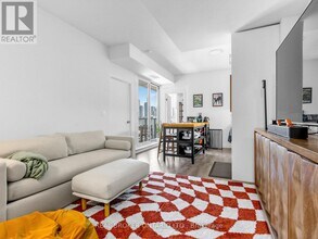 297 College St in Toronto, ON - Building Photo - Building Photo