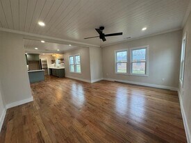 911 N Spring St in Grand Saline, TX - Building Photo