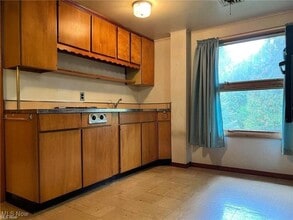 8581 Fair Rd in Strongsville, OH - Foto de edificio - Building Photo