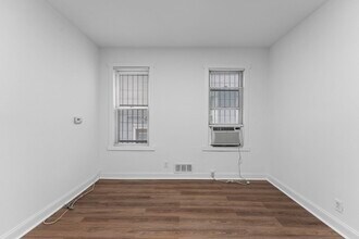 296 Pearsall Ave in Jersey City, NJ - Building Photo - Building Photo