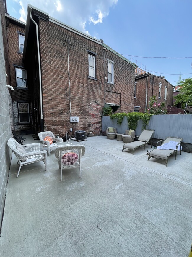 127 S 16th St, Unit 2 in Pittsburgh, PA - Foto de edificio - Building Photo