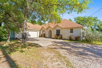 10221 David Moore Dr in Austin, TX - Foto de edificio - Building Photo