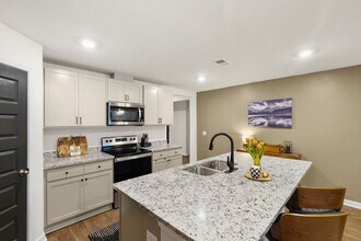 394 Coconut Dr in Bloomingdale, GA - Building Photo - Building Photo