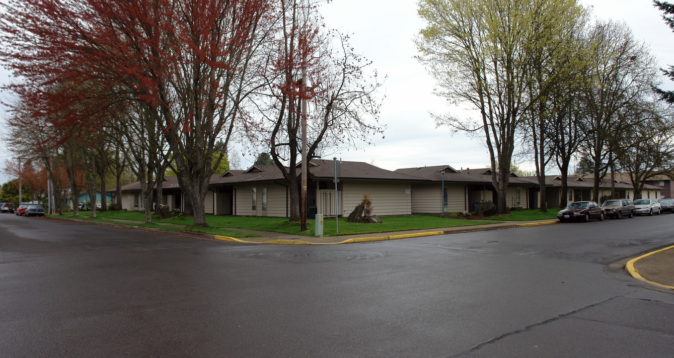 Cresview Villa in Creswell, OR - Building Photo