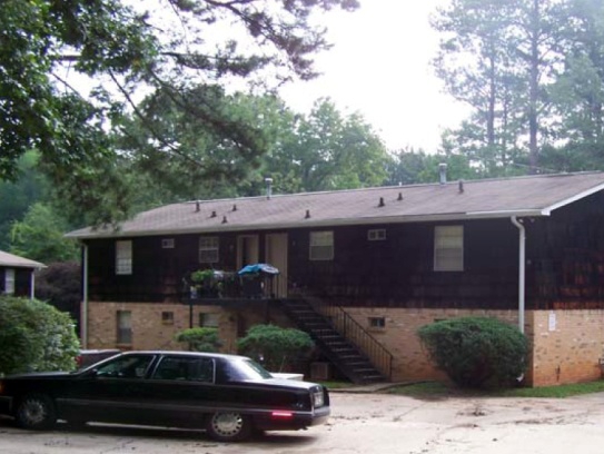 658 Spruce Dr in Pine Lake, GA - Foto de edificio