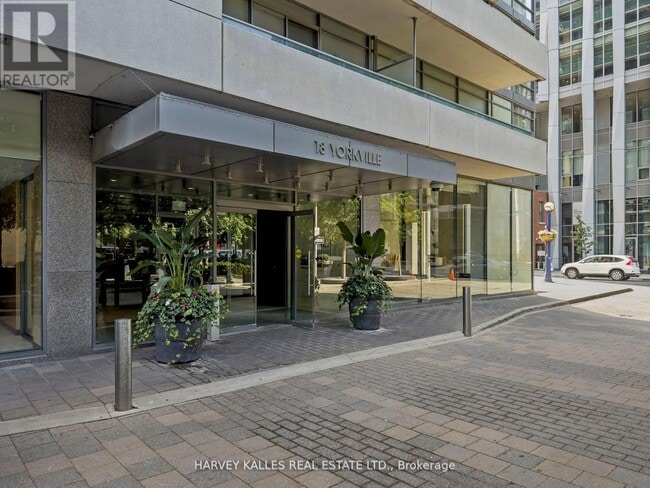 18 Yorkville Ave in Toronto, ON - Building Photo - Building Photo